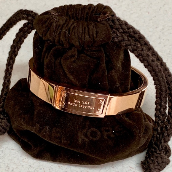MICHAEL KORS ROSE TONE LOGO PLATE BANGLE NWOT - Picture 1 of 8